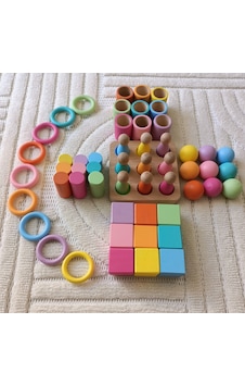 Montessori Eşleştirme Tablalı Silindir Halka Peg Bebek Kase Küp Seti - 9 Renk Montessori Eşleştirme Tablalı Silindir Halka Peg Bebek Kase Küp Seti - 9 Renk