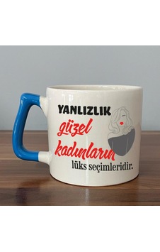 Yalnızlık Güzel Kadınların Lüks Seçimleridir Baskılı Kadınlar Günü Mavi Kulplu D Kupa Yalnızlık Güzel Kadınların Lüks Seçimleridir Baskılı Kadınlar Günü Mavi Kulplu D Kupa
