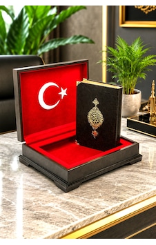 Ahşap Kutulu Türk Bayraklı Orta Boy Kuranı Kerim Özel Kadife Sandıklı Hediyelik Set Ahşap Kutulu Türk Bayraklı Orta Boy Kuranı Kerim Özel Kadife Sandıklı Hediyelik Set