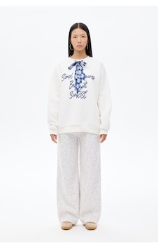 Quzu Fularlı Yazı Nakışlı Oversize Sweatshirt Ekru