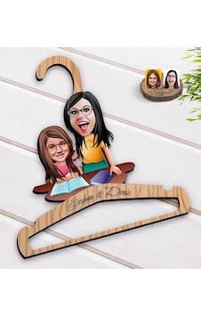 Kişiye Özel Anne Kız Karikatürlü Standart Boy Ahşap Elbise Askısı Kişiye Özel Anne Kız Karikatürlü Standart Boy Ahşap Elbise Askısı