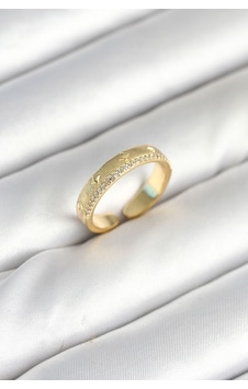 Gold Renk Şerit Zirkon Taşlı Kadın Yüzük Çok Renkli Gold Renk Şerit Zirkon Taşlı Kadın Yüzük Çok Renkli