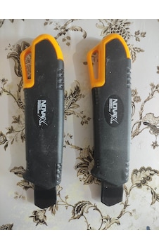 Novax Maket Bıçağı Kaliteli Plastikten Ergonomik Tutuş 2 Adet Novax Maket Bıçağı Kaliteli Plastikten Ergonomik Tutuş 2 Adet
