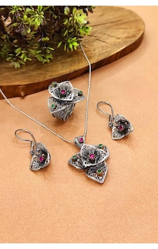 Yakut Taşlı Telkari Gümüş Set Oksitli 925 Ayar Kolye Küpe Ayarlanabilir Yüzük Aks-20108 Yakut Taşlı Telkari Gümüş Set Oksitli 925 Ayar Kolye Küpe Ayarlanabilir Yüzük Aks-20108