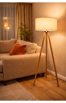 Tripod Lambader 3 Ayaklı Ahşap Krem Abajur Kumaş Başlık Köşe Aydınlatma Tripod Lambader 3 Ayaklı Ahşap Krem Abajur Kumaş Başlık Köşe Aydınlatma