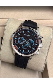 Siyah Renk Silikon Kordonlu Şık Vıp Model Gümüş Renk Metal Yuvarlak Kadran Erkek Saati Sportif Şık Gümüş Siyah Renk Silikon Kordonlu Şık Vıp Model Gümüş Renk Metal Yuvarlak Kadran Erkek Saati Sportif Şık Gümüş