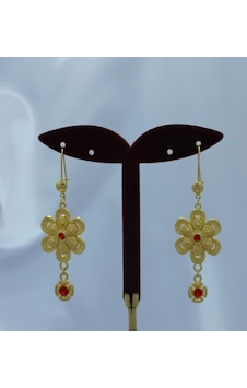 Yeni Sezon Vip Seri Paslanmaz Çelik Çiçek Model Kırmızı Taşlı Altın Kaplama Küpe Gold Yeni Sezon Vip Seri Paslanmaz Çelik Çiçek Model Kırmızı Taşlı Altın Kaplama Küpe Gold