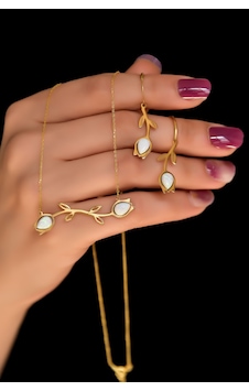 925 Ayar Gümüş Gold Kaplama Özel Tasarım Dallı Beyaz Opal Lale Kolye Ve Küpe Set 925 Ayar Gümüş Gold Kaplama Özel Tasarım Dallı Beyaz Opal Lale Kolye Ve Küpe Set