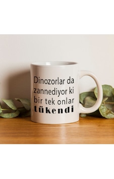 Dinozorlar Da Zannediyor Ki Bir Tek Onlar Tükendi Yazılı Kupa Beyaz Dinozorlar Da Zannediyor Ki Bir Tek Onlar Tükendi Yazılı Kupa Beyaz
