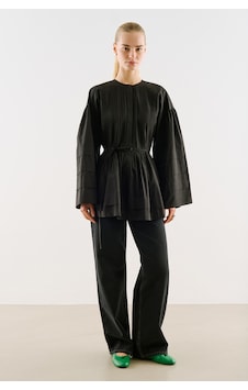 Manuka Nervür Detaylı Kuşaklı Tunik Siyah Aw26tnk00002-01 Manuka Nervür Detaylı Kuşaklı Tunik Siyah Aw26tnk00002-01