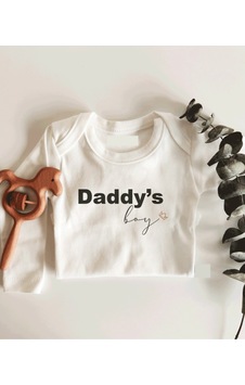 İmaj Tuğbababy Daddy'S Boy Yazılı Babalar Günü Uzun Kol Organik Bebek Body Beyaz İmaj Tuğbababy Daddy'S Boy Yazılı Babalar Günü Uzun Kol Organik Bebek Body Beyaz