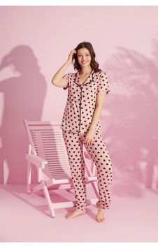 Medinenur Mini Kalpler Desenli Viskon Örme Kısa Kol Düğmeli Pijama Takımı Pembe Medinenur Mini Kalpler Desenli Viskon Örme Kısa Kol Düğmeli Pijama Takımı Pembe