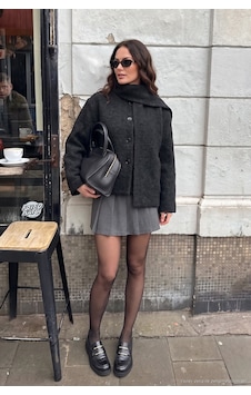 Lela Çıkarılabilir Şal Detaylı Düğmeli Dokulu Kısa Kaban Kadın Kaban 6810429 Siyah Lela Çıkarılabilir Şal Detaylı Düğmeli Dokulu Kısa Kaban Kadın Kaban 6810429 Siyah
