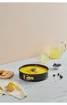Emsan Black Gold Kelepçeli Kek Kalıbı 26 Cm Altın - Siyah Emsan Black Gold Kelepçeli Kek Kalıbı 26 Cm Altın - Siyah