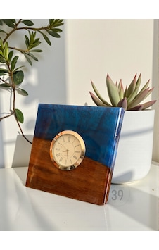 Classic Ceviz & Epoksi Masa Saati Gümüş Kaplama Quartz Mekanizma El Yapımı Tasarım 15x15 Cm / 20x20 Cm Koyu Mavi Classic Ceviz & Epoksi Masa Saati Gümüş Kaplama Quartz Mekanizma El Yapımı Tasarım 15x15 Cm / 20x20 Cm Koyu Mavi