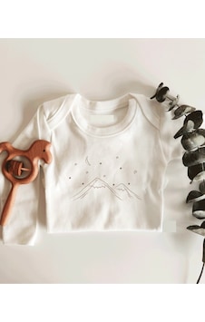 İmaj Tuğbababy Kahverengi Dağ Desenli Uzun Kol Çıtçıtlı Organik Bebek Body Beyaz İmaj Tuğbababy Kahverengi Dağ Desenli Uzun Kol Çıtçıtlı Organik Bebek Body Beyaz