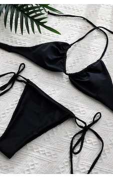 Kadın Kombin Şıklığı Siyah Yandan Bağlamalı Tangalı Üçgen Bikini Kadın Kombin Şıklığı Siyah Yandan Bağlamalı Tangalı Üçgen Bikini