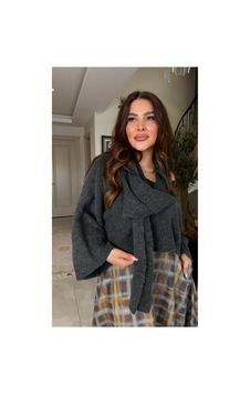 Paw Garage Kadın Stella Atkılı Kayık Yaka Salaş Crop Triko Kazak Füme Paw Garage Kadın Stella Atkılı Kayık Yaka Salaş Crop Triko Kazak Füme