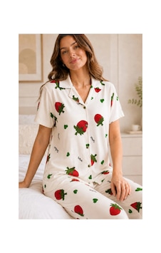 Leyna Ekru Çilek Desenli Kısa Kollu Gömlek Yaka Milan Kumaş Kadın Pijama Takımı Leyna Ekru Çilek Desenli Kısa Kollu Gömlek Yaka Milan Kumaş Kadın Pijama Takımı