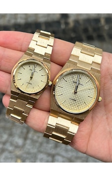 Choppers Gold Renk Kadran Şık Ve Parlak Özel Günler Çelik Kordon Çift Kol Saati Altın Choppers Gold Renk Kadran Şık Ve Parlak Özel Günler Çelik Kordon Çift Kol Saati Altın