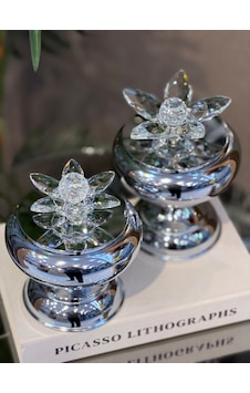 Chacha Home 2'li Metal Ayaklı Kristal Lotus Kapaklı Şekerlik Seti 18 Cm & 15 Cm - Lüks Dekoratif Kutu Gümüş Chacha Home 2'li Metal Ayaklı Kristal Lotus Kapaklı Şekerlik Seti 18 Cm & 15 Cm - Lüks Dekoratif Kutu Gümüş