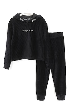 Dobakids Fitilli Kadife Nakışlı Kapüşonlu Crop Kız Çocuk Spor Takım 2004 Siyah Dobakids Fitilli Kadife Nakışlı Kapüşonlu Crop Kız Çocuk Spor Takım 2004 Siyah