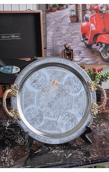 3 Adet 25 Cm Krom Çelik Kahve Tepsisi Pirinç Kulplu Nakışlı Desenli Dekoratif Servis Sunum Tepsisi Gümüş 3 Adet 25 Cm Krom Çelik Kahve Tepsisi Pirinç Kulplu Nakışlı Desenli Dekoratif Servis Sunum Tepsisi Gümüş