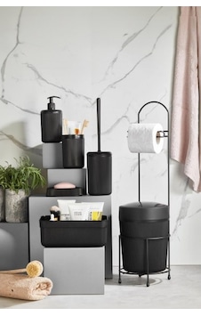 7 Parça Siyah Banyo Seti Metal Stantlı Kovalı Wc Kağıtlık Kozmetik Kutusu Diş Fırçalık Ve Sabunlukla Düz Renkli 7 Parça Siyah Banyo Seti Metal Stantlı Kovalı Wc Kağıtlık Kozmetik Kutusu Diş Fırçalık Ve Sabunlukla Düz Renkli