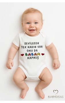 Babyden's Sevilecek Tek Kadın Var Onu Da Babam Kapmış Yazılı Çıtçıtlı Bebek Body %100 Pamuk Kısa Kollu Zıbın Beyaz Babyden's Sevilecek Tek Kadın Var Onu Da Babam Kapmış Yazılı Çıtçıtlı Bebek Body %100 Pamuk Kısa Kollu Zıbın Beyaz