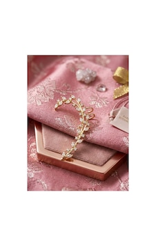 Premium Gold Renk Zirkon Taşlı Ear Cuff Sarmaşık Yaprak Model Kıkırdak Kelepçe Kadın Bijuteri Küpe Altın Premium Gold Renk Zirkon Taşlı Ear Cuff Sarmaşık Yaprak Model Kıkırdak Kelepçe Kadın Bijuteri Küpe Altın