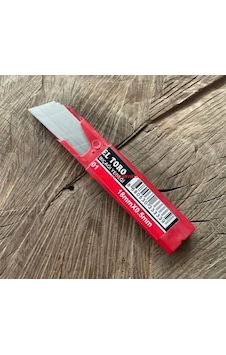 Eltoro Maket Bıçağı Yedeği 0,5mm Falçata Yedeği 18mm 1pk Karbon Çelik Eltoro Maket Bıçağı Yedeği 0,5mm Falçata Yedeği 18mm 1pk Karbon Çelik