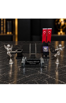 Ofis Prestij 14 Parça Çift Melek Figürlü Kristal Kişiye Özel İsimlik Ve Sümen Seti Gümüş - Siyah Ofis Prestij 14 Parça Çift Melek Figürlü Kristal Kişiye Özel İsimlik Ve Sümen Seti Gümüş - Siyah