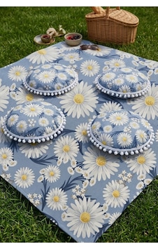 Mavi Papatyalı Piknik Örtüsü Ve Yer Minderi Seti 4 Adet Ponponlu Minder Bahçe Yer Sofrası Takımı Çok Renkli Mavi Papatyalı Piknik Örtüsü Ve Yer Minderi Seti 4 Adet Ponponlu Minder Bahçe Yer Sofrası Takımı Çok Renkli