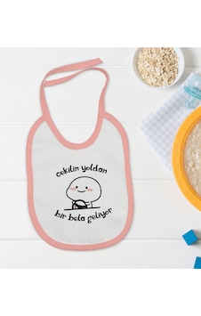 BK Kids Bir Bela Geliyor Tasarımlı Pembe Bebek Mama Önlüğü-1 Pembe BK Kids Bir Bela Geliyor Tasarımlı Pembe Bebek Mama Önlüğü-1 Pembe