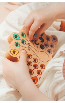 Montessori Ahşap Duyusal Eğitici Oyuncak Renkli Pim Takmalı Tavus Kuşu Montessori Ahşap Duyusal Eğitici Oyuncak Renkli Pim Takmalı Tavus Kuşu
