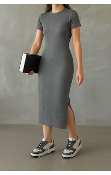 Trend Alisse Yazlık Midi Boy Antrasit Yırtmaçlı Basic Elbise Trend Alisse Yazlık Midi Boy Antrasit Yırtmaçlı Basic Elbise