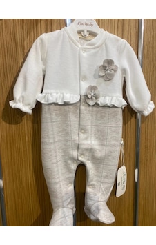 Lamato Baby Fırfır Detaylı Çiçek Aksesuarlı Bebe Kız Tulum Bej Lamato Baby Fırfır Detaylı Çiçek Aksesuarlı Bebe Kız Tulum Bej