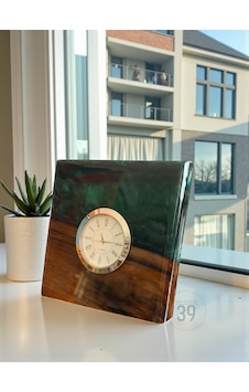 Classic Ceviz & Epoksi Masa Saati Gümüş Kaplama Quartz Mekanizma El Yapımı Tasarım 15x15 Cm / 20x20 Cm Yeşil Classic Ceviz & Epoksi Masa Saati Gümüş Kaplama Quartz Mekanizma El Yapımı Tasarım 15x15 Cm / 20x20 Cm Yeşil