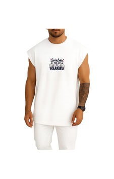 Bahriyeli Collection Oversize Üzgünüm Kızlar Bu Adam Evlendi Göğüs Baskılı Atlet Beyaz Bahriyeli Collection Oversize Üzgünüm Kızlar Bu Adam Evlendi Göğüs Baskılı Atlet Beyaz