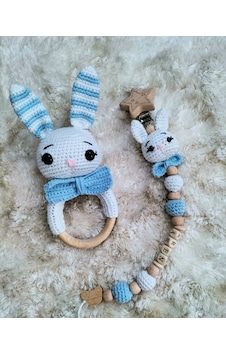 Amigurumi Erkek Bebek Tavşan Çıngırak Ve İsimli Emzik Zinciri Çok Renkli Amigurumi Erkek Bebek Tavşan Çıngırak Ve İsimli Emzik Zinciri Çok Renkli