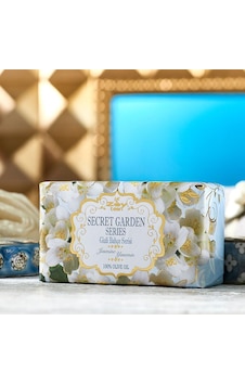 Zeyteen Gizli Bahçe Yaseminli Zeytinyağı Katı Sabun 250 G Zeyteen Gizli Bahçe Yaseminli Zeytinyağı Katı Sabun 250 G