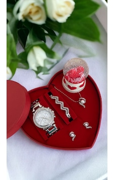 Gümüş Taşlı Saat Bileklik Kolye Ve Küpe Hediye Saat Set Kutu Kalp Gümüş Gümüş Taşlı Saat Bileklik Kolye Ve Küpe Hediye Saat Set Kutu Kalp Gümüş