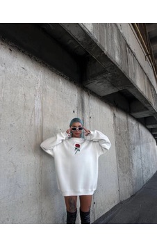 Zenna Tarz Oversize Üç İplik Bisiklet Yaka Baskılı Sweatshirt - Beyaz Zenna Tarz Oversize Üç İplik Bisiklet Yaka Baskılı Sweatshirt - Beyaz