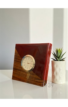 Classic Ceviz & Epoksi Masa Saati Gümüş Kaplama Quartz Mekanizma El Yapımı Tasarım 15x15 Cm / 20x20 Cm Kırmızı Classic Ceviz & Epoksi Masa Saati Gümüş Kaplama Quartz Mekanizma El Yapımı Tasarım 15x15 Cm / 20x20 Cm Kırmızı