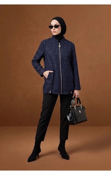 Armine Trend Fermuar Detaylı Taş Süslemeli Cepli Uzun Tesettür Ceket 25kt507 Lacivert Armine Trend Fermuar Detaylı Taş Süslemeli Cepli Uzun Tesettür Ceket 25kt507 Lacivert