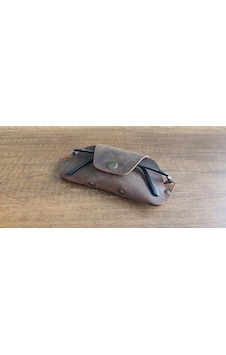 Sumerian Leather Craft Deri Gözlük Kılıfı Kahverengi + Anahtarlık Sumerian Leather Craft Deri Gözlük Kılıfı Kahverengi + Anahtarlık