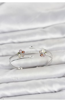 Gümüş Renk Pirinç Zirkon Taşlı Çiçek Model Kadın Bileklik Gümüş Renk Pirinç Zirkon Taşlı Çiçek Model Kadın Bileklik