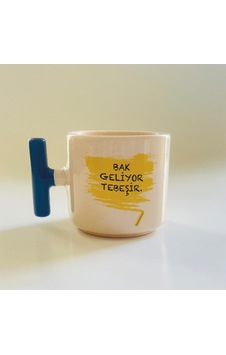 Mor Mürekkep Bak Geliyor Tebeşir Baskılı Mavi Kulplu T Öğretmenler Günü Kupası Mor Mürekkep Bak Geliyor Tebeşir Baskılı Mavi Kulplu T Öğretmenler Günü Kupası