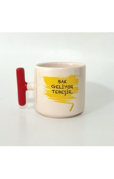Mor Mürekkep Bak Geliyor Tebeşir Baskılı Kırmızı Kulplu T Öğretmenler Günü Kupası Mor Mürekkep Bak Geliyor Tebeşir Baskılı Kırmızı Kulplu T Öğretmenler Günü Kupası