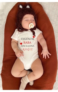 Bebeqon Üzgünüm Baba Aynı Kadına Aşığız Yazılı Bebek Zıbın Bbqnz010 Ekru Bebeqon Üzgünüm Baba Aynı Kadına Aşığız Yazılı Bebek Zıbın Bbqnz010 Ekru